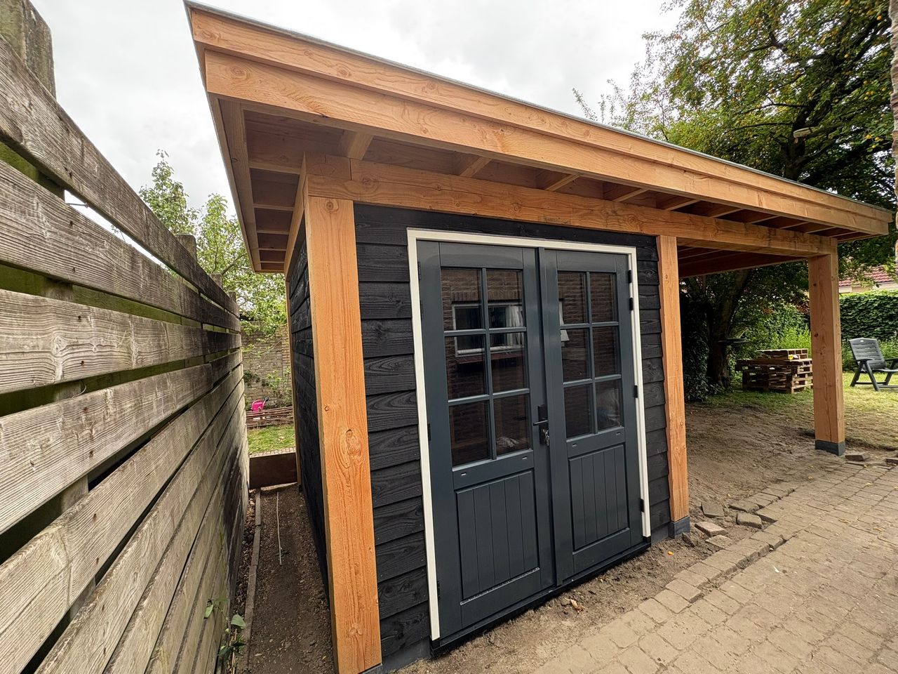 Geplaatste schuur met overkapping