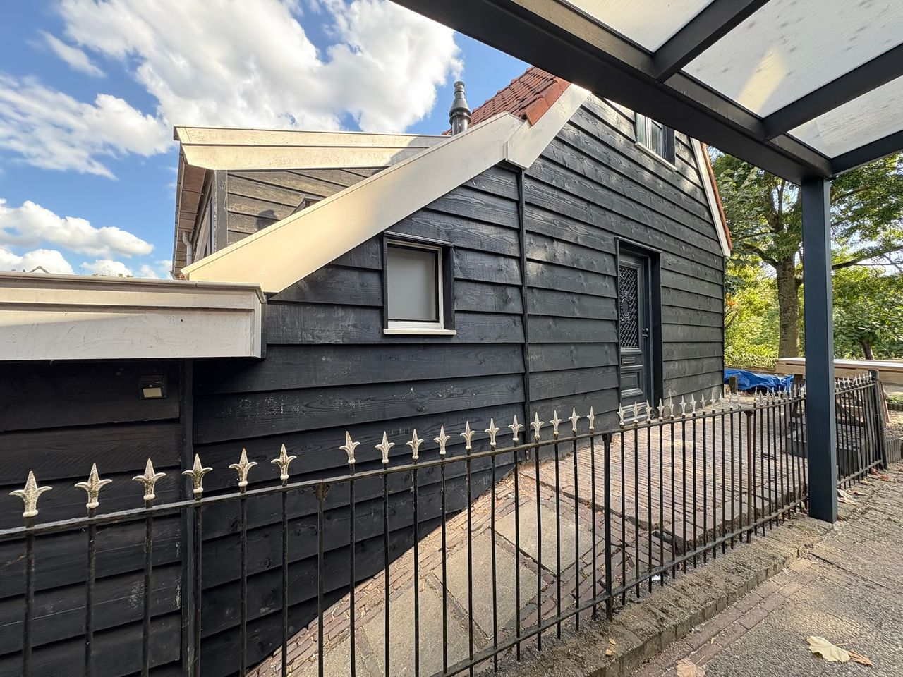 Gevel van woning bekleed met zwart houten rabat