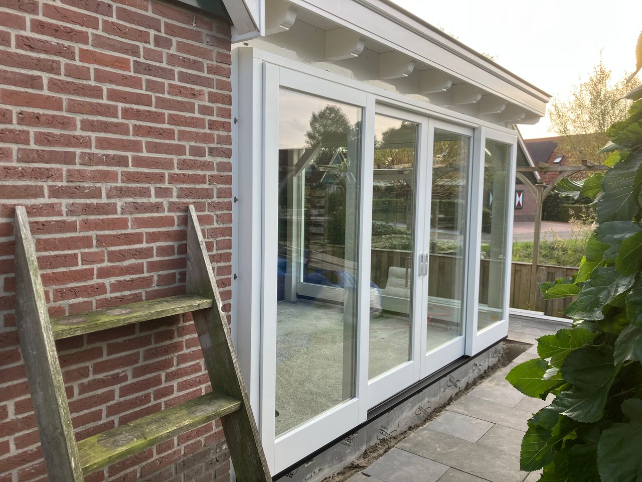 Geplaatste witte houten schuifpui vanaf buiten