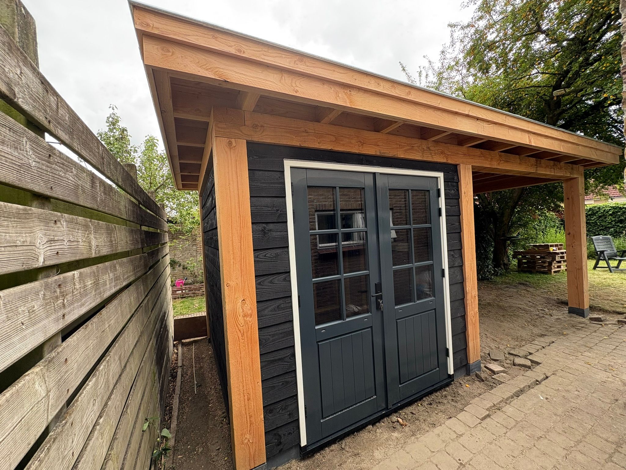 Geplaatste schuur met overkapping