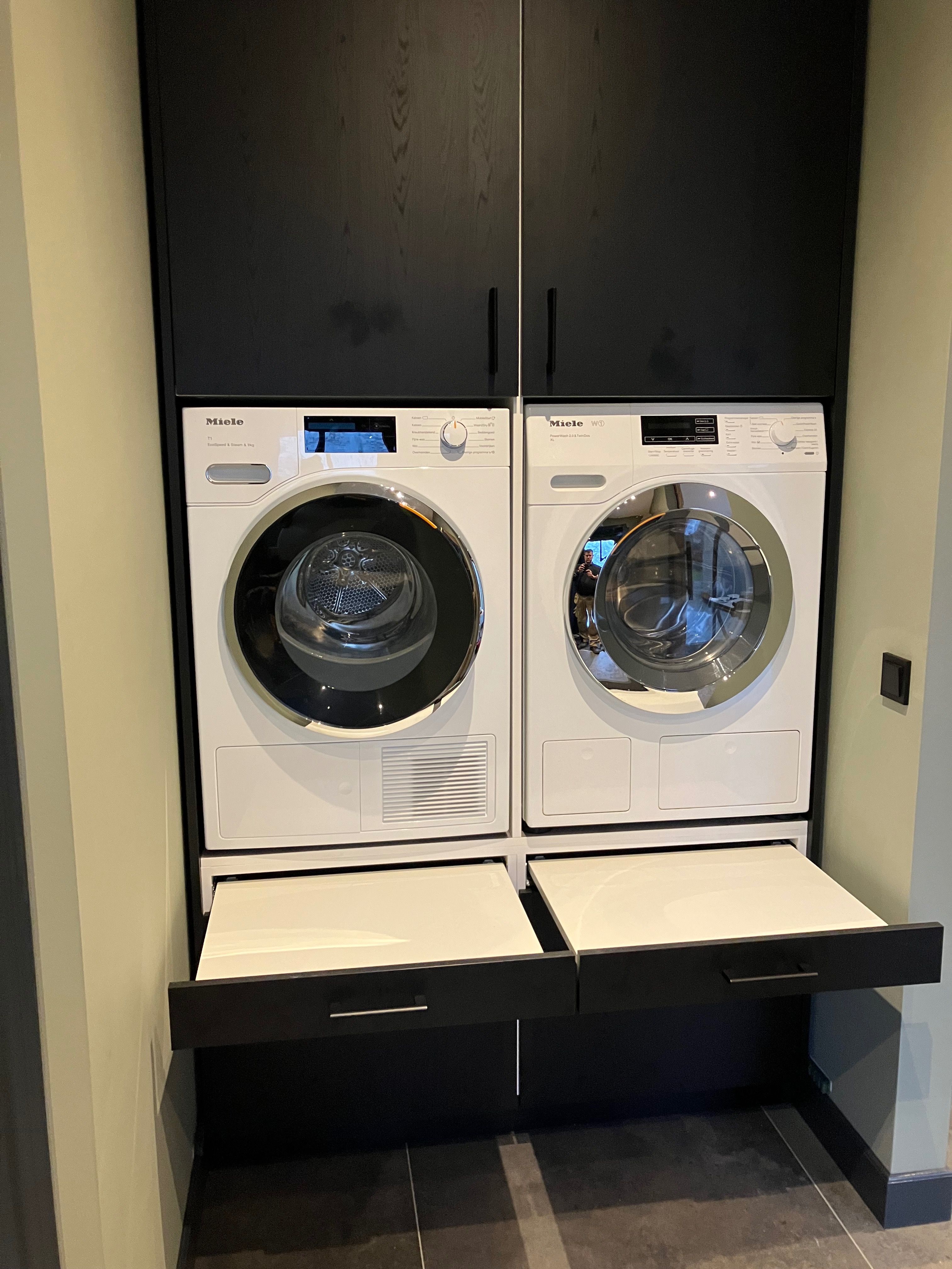 Ingebouwde wasmachine en droger, wasmand lades open