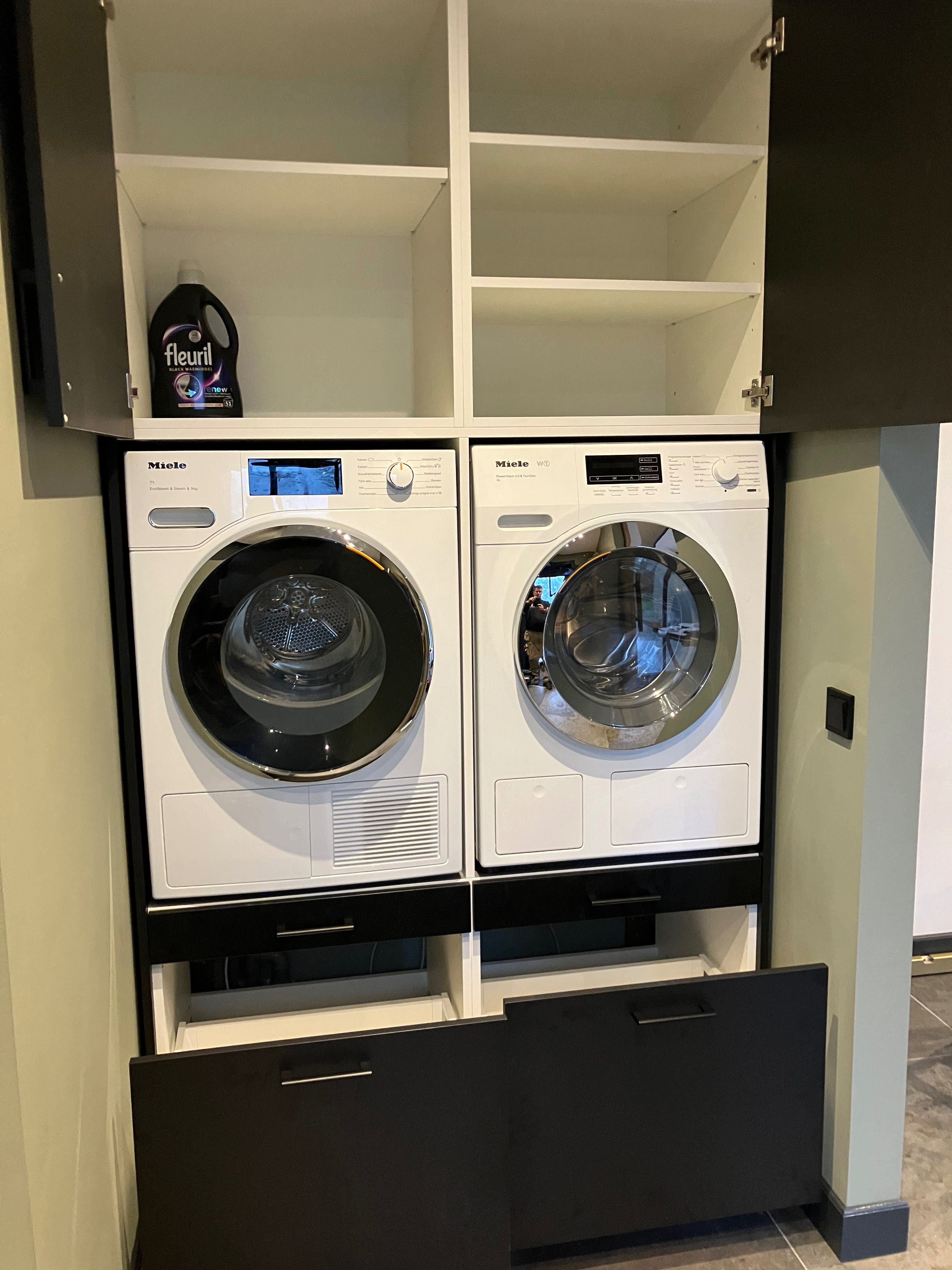 Ingebouwde wasmachine en droger, met deuren en lades open