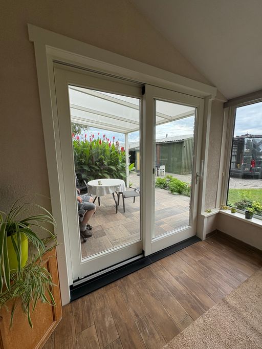 Geplaatst houten schuifpui vanuit binnen