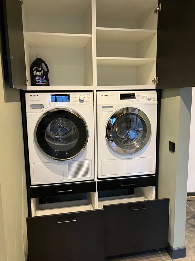 Ingebouwde wasmachine en droger, met deuren en lades open