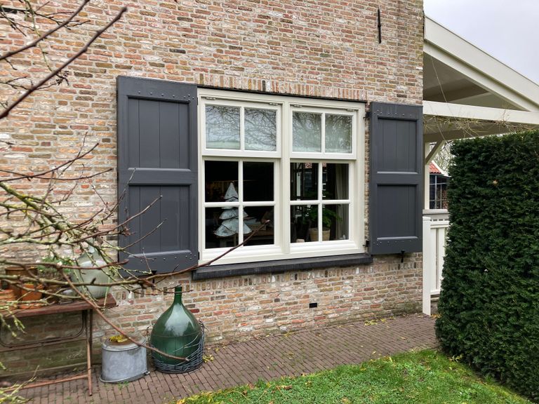 Geplaatst houten kozijn met raamluiken